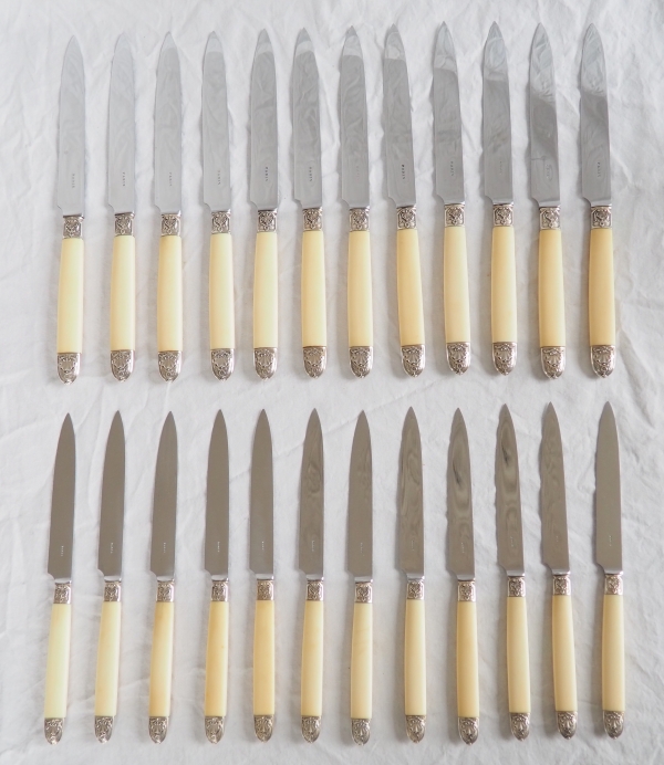 Ménagère de 24 couteaux de style Régence en ivoire, viroles en argent, lames en acier chromé