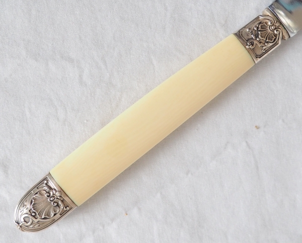 Ménagère de 24 couteaux de style Régence en ivoire, viroles en argent, lames en acier chromé
