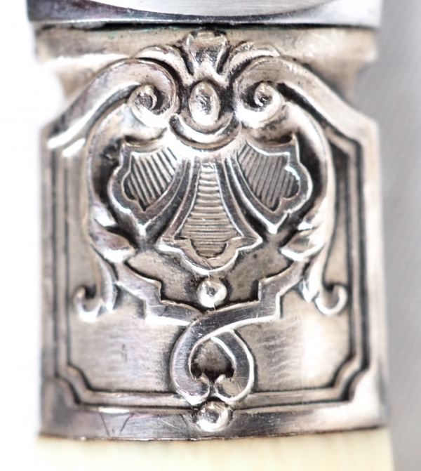 Ménagère de 24 couteaux de style Régence en ivoire, viroles en argent, lames en acier chromé