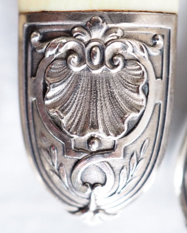 Ménagère de 24 couteaux de style Régence en ivoire, viroles en argent, lames en acier chromé