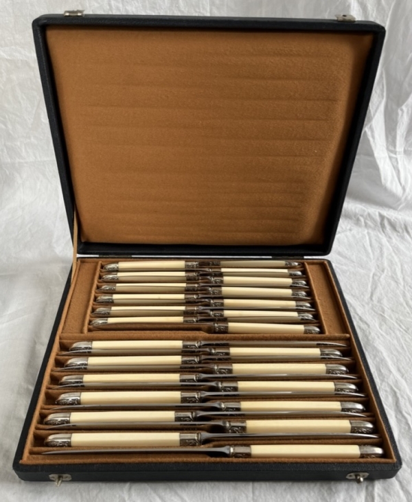 Ménagère de 24 couteaux de style Régence en ivoire, viroles en argent, lames en acier chromé