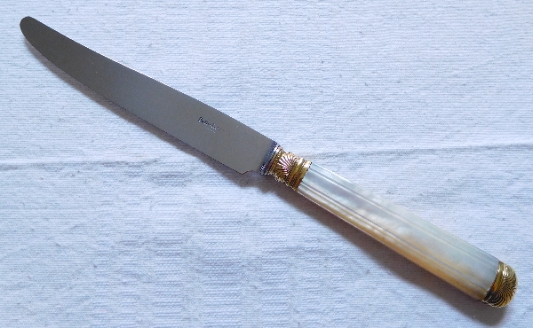 Ensemble de 6 couteaux en nacre et vermeil, modèle à coquille par Boin Taburet