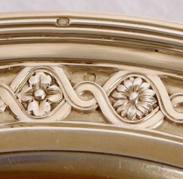 Assiette sur pied de style Louis XVI en argent massif / vermeil, par Hénin & Cie, poinçon Minerve