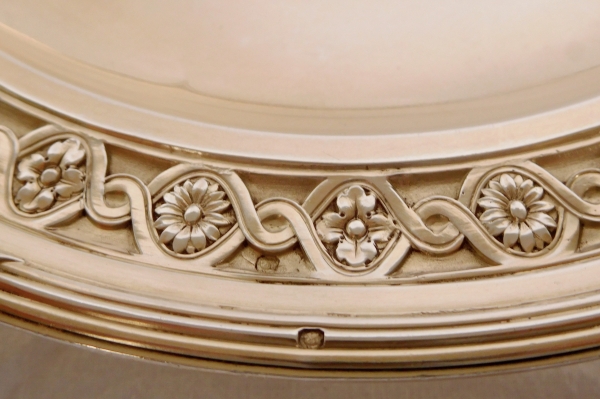 Assiette sur pied de style Louis XVI en argent massif / vermeil, par Hénin & Cie, poinçon Minerve