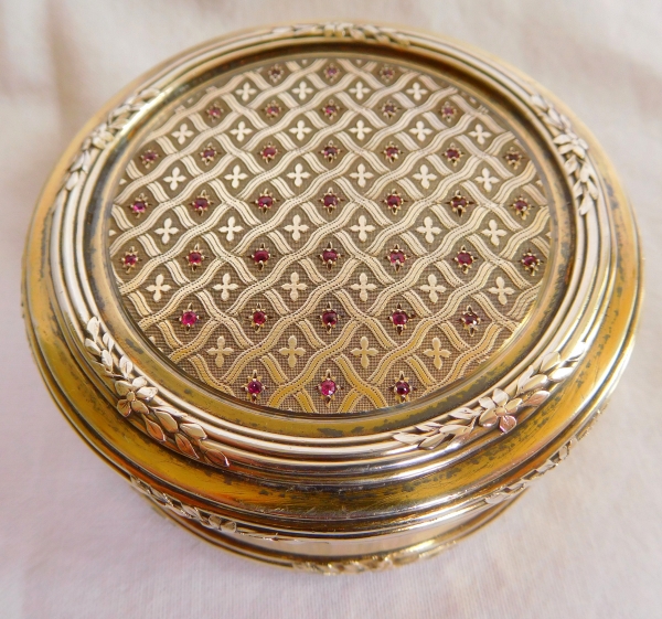 Boîte ronde à boutons de manchettes en argent massif, vermeil et rubis dans le goût russe - 128g