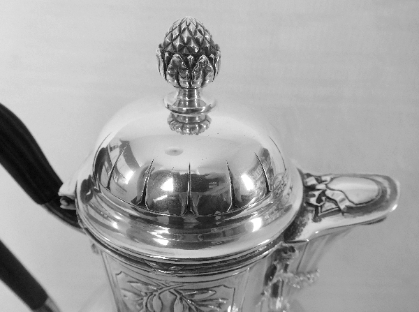 Cafetière / verseuse de style Louis XVI en argent massif par Lapar, poinçon Minerve