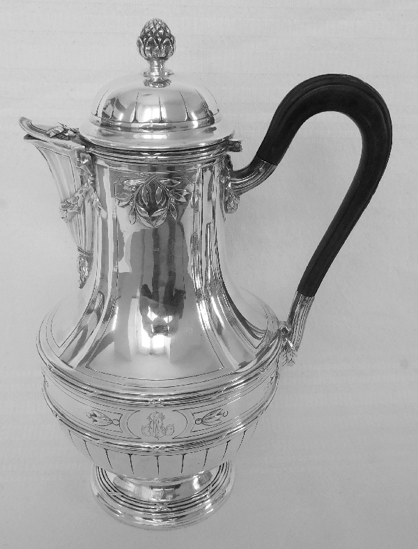 Cafetière / verseuse de style Louis XVI en argent massif par Lapar, poinçon Minerve