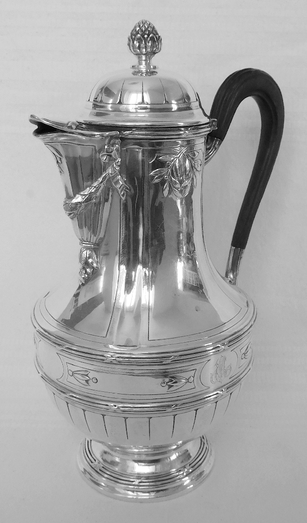 Cafetière / verseuse de style Louis XVI en argent massif par Lapar, poinçon Minerve