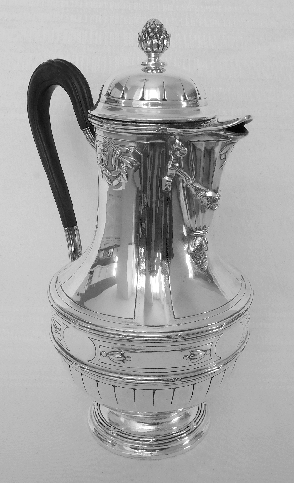 Cafetière / verseuse de style Louis XVI en argent massif par Lapar, poinçon Minerve