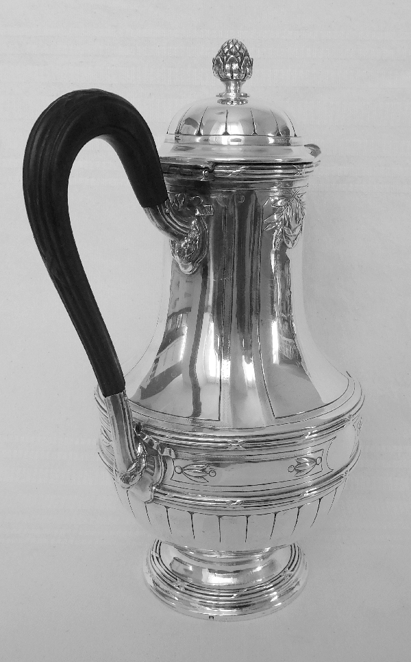 Cafetière / verseuse de style Louis XVI en argent massif par Lapar, poinçon Minerve