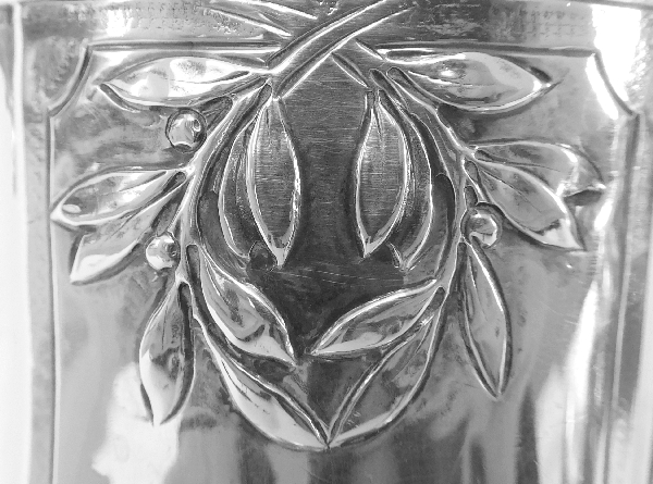 Cafetière / verseuse de style Louis XVI en argent massif par Lapar, poinçon Minerve