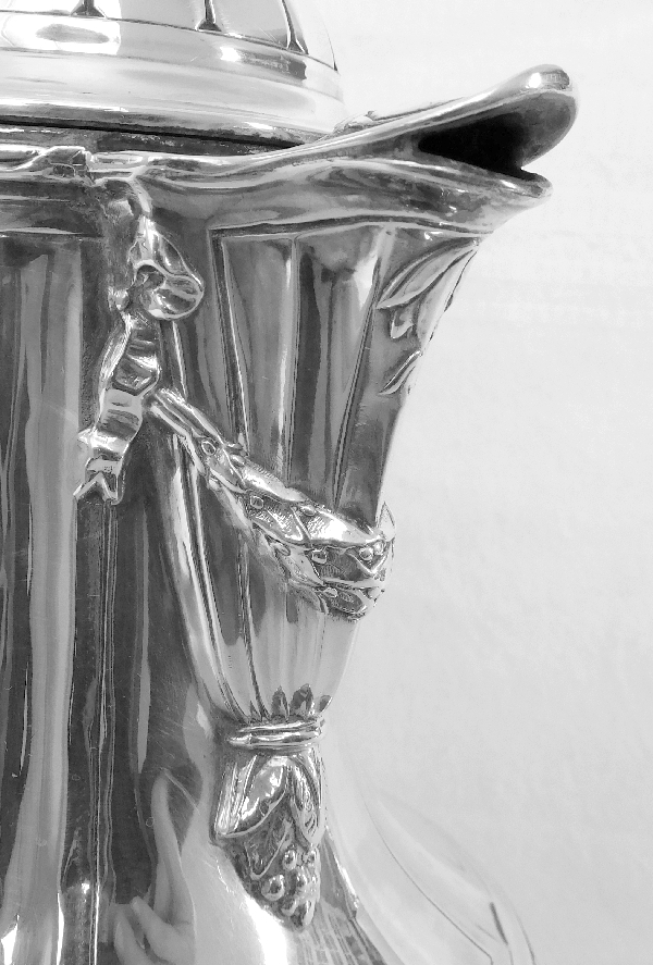 Cafetière / verseuse de style Louis XVI en argent massif par Lapar, poinçon Minerve