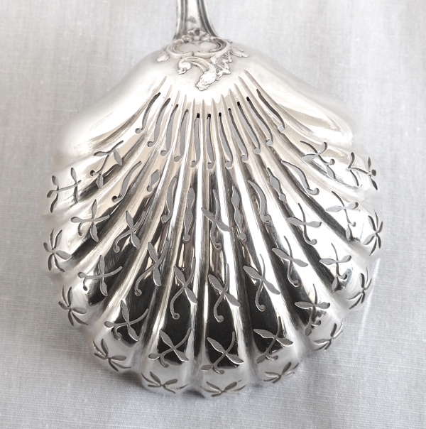 Hénin et Cie : cuillère à saupoudrer de style Louis XV en argent massif - poinçon Minerve