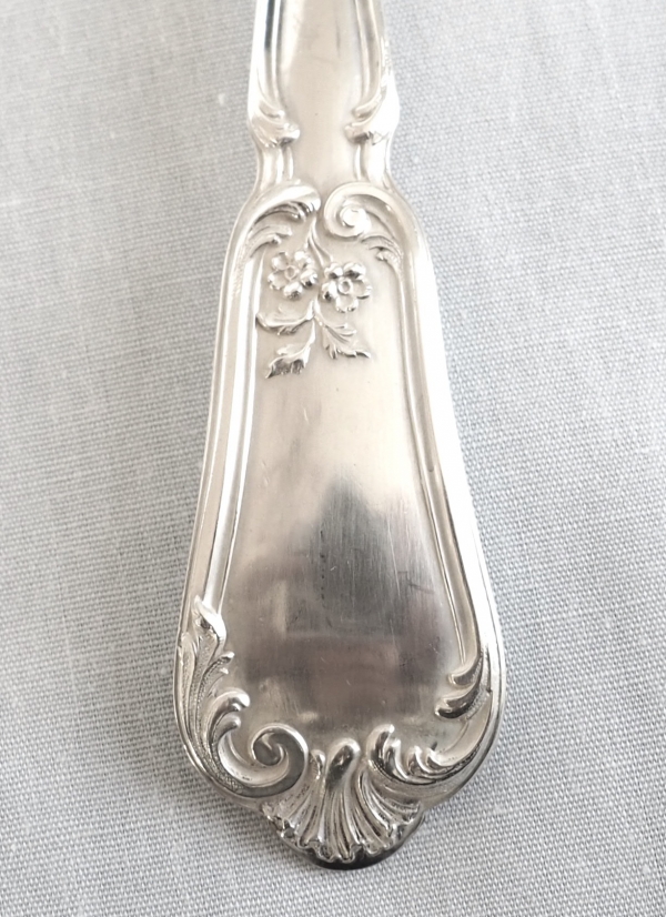 Hénin et Cie : cuillère à saupoudrer de style Louis XV en argent massif - poinçon Minerve