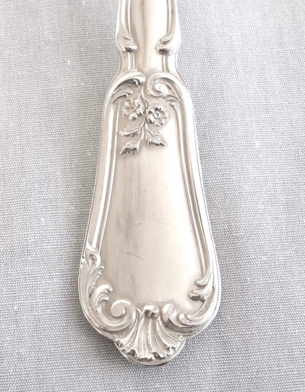 Hénin et Cie : cuillère à saupoudrer de style Louis XV en argent massif - poinçon Minerve