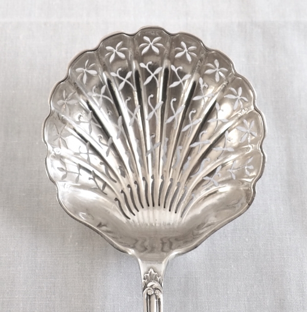 Hénin et Cie : cuillère à saupoudrer de style Louis XV en argent massif - poinçon Minerve