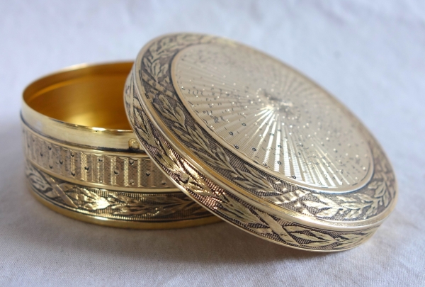 Boîte circulaire en vermeil - argent massif ciselé et doré or fin