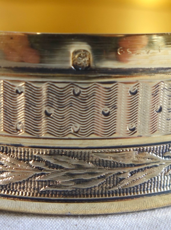 Boîte circulaire en vermeil - argent massif ciselé et doré or fin