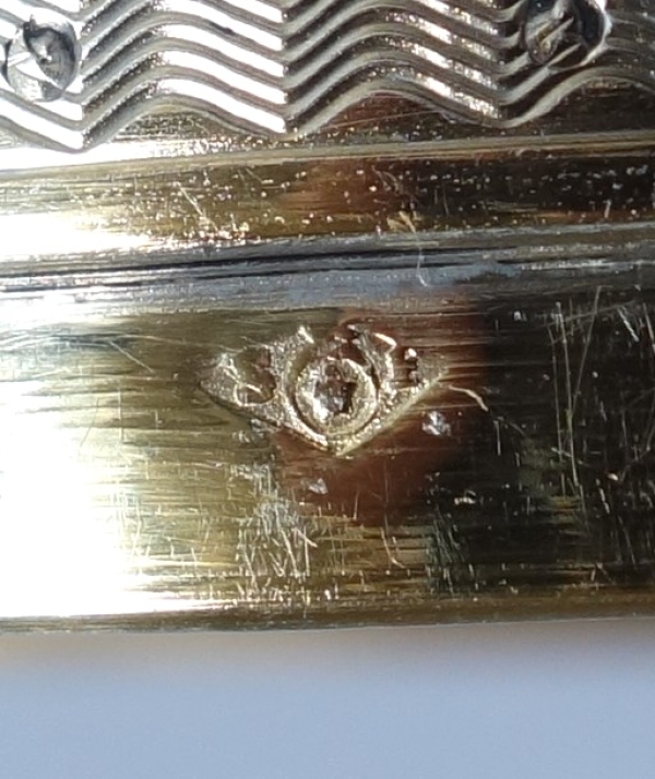 Boîte circulaire en vermeil - argent massif ciselé et doré or fin