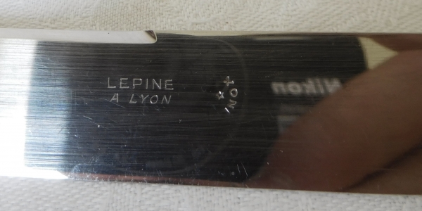 Ménagère de 24 couteaux en ébène signés Lépine à Lyon, viroles en argent 
