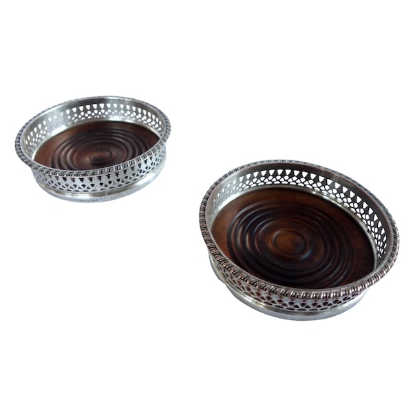 Paire de dessous de bouteille en métal argenté et acajou, début XIXe siècle