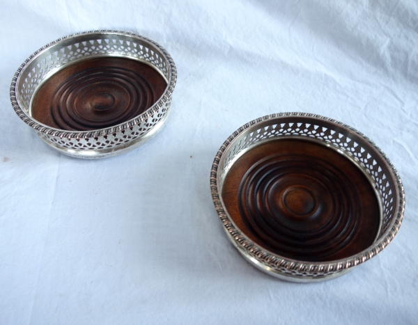 Paire de dessous de bouteille en métal argenté et acajou, début XIXe siècle