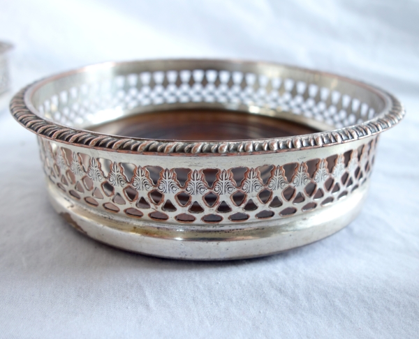 Paire de dessous de bouteille en métal argenté et acajou, début XIXe siècle