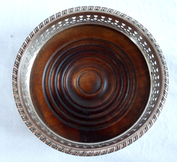 Paire de dessous de bouteille en métal argenté et acajou, début XIXe siècle