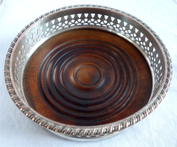 Paire de dessous de bouteille en métal argenté et acajou, début XIXe siècle