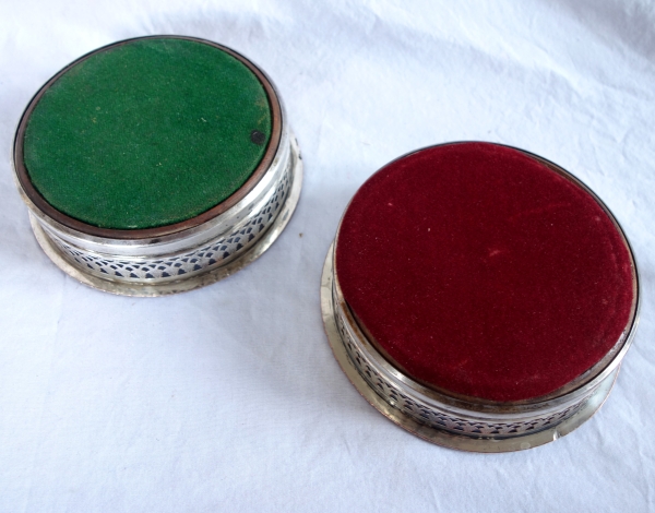 Paire de dessous de bouteille en métal argenté et acajou, début XIXe siècle