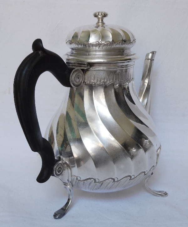Grande théière / verseuse de style Louis XV en argent massif par Puiforcat, poinçon Minerve