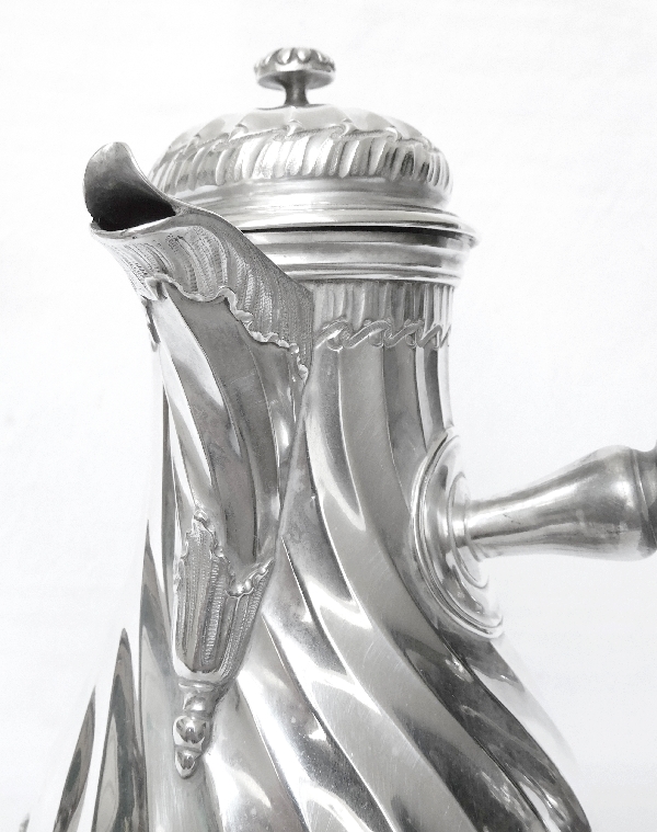 Verseuse à prise latérale / cafetière de style Louis XV en argent massif par Puiforcat - Lapar, poinçon Minerve