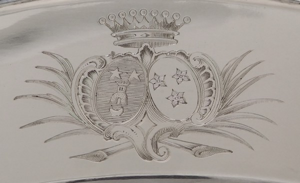 Plat circulaire de style Louis XV en argent massif armorié, poinçon Minerve, par Fray Harleux