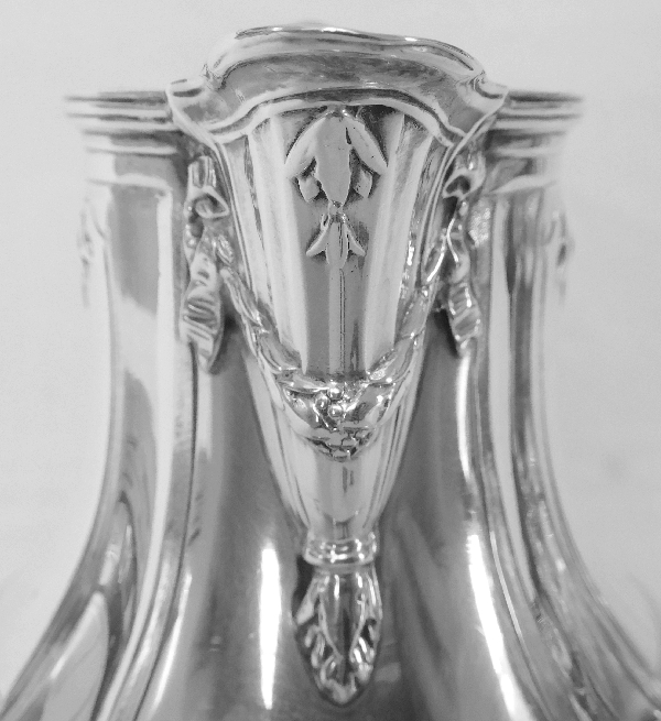 Pot à lait de style Louis XVI en argent massif par Lapar, poinçon Minerve