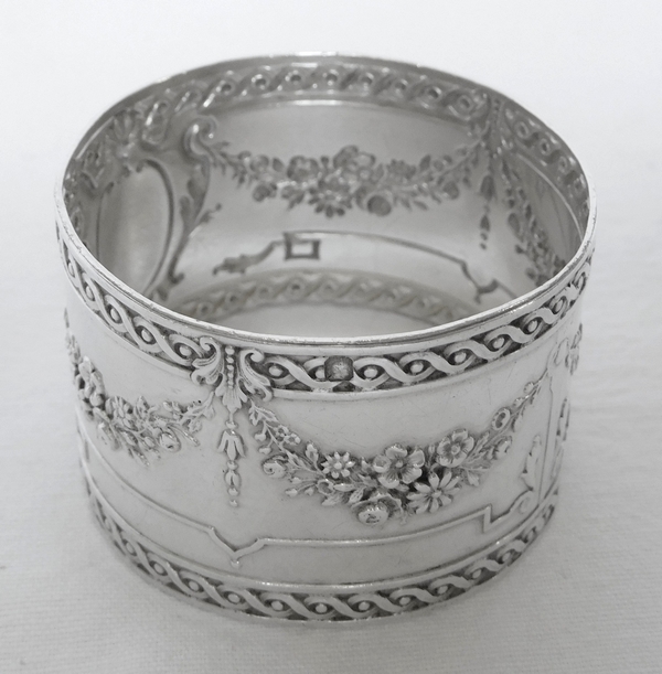 Rond de serviette de style Louis XVI en argent massif repoussé, monogramme JB, poinçon Minerve