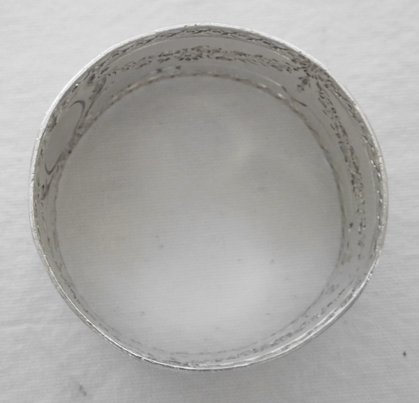 Rond de serviette de style Louis XVI en argent massif repoussé, monogramme JB, poinçon Minerve