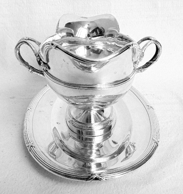 Odiot : saucière de style Louis XVI en argent massif, poinçon Minerve