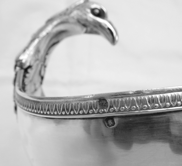 Saucière casque de style Empire en argent massif, poinçon Minerve, époque XIXe circa 1840