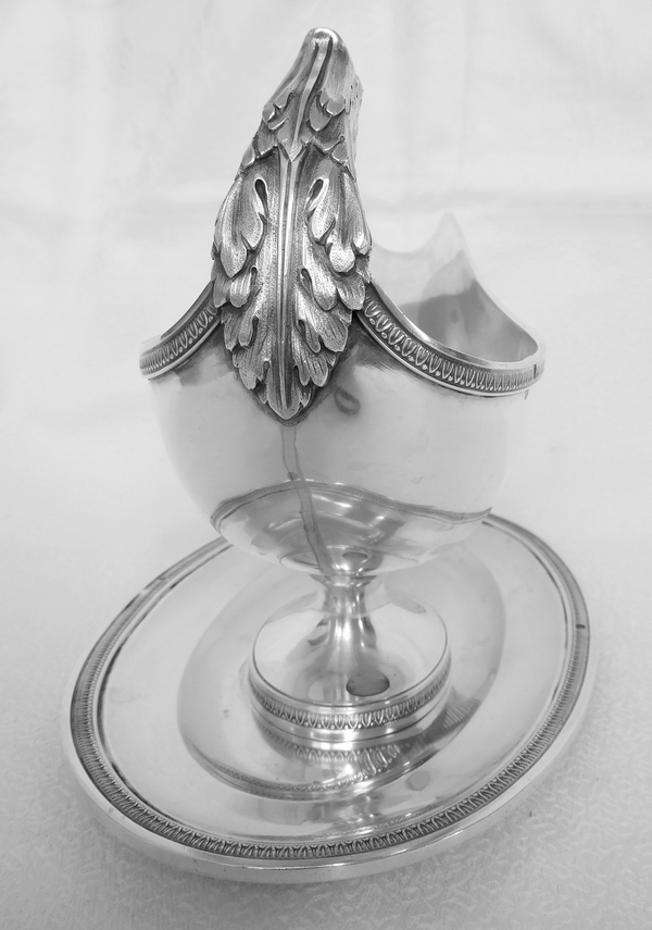 Saucière casque de style Empire en argent massif, poinçon Minerve, époque XIXe circa 1840