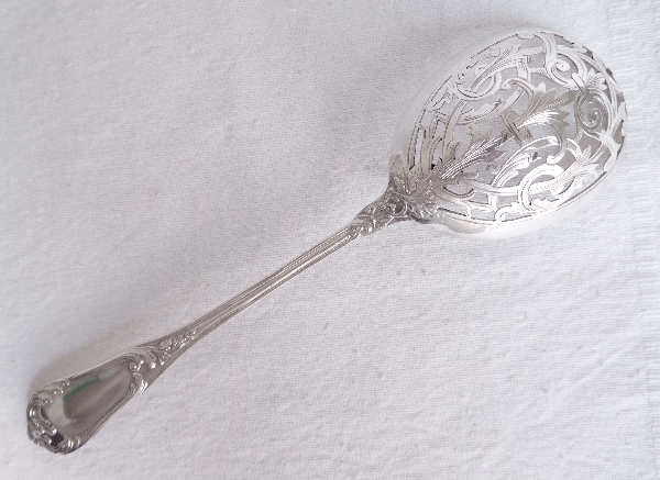 Saupoudreuse et fourchette à petits fours de style Louis XV en argent massif, poinçon Minerve, par Henri Chenailler