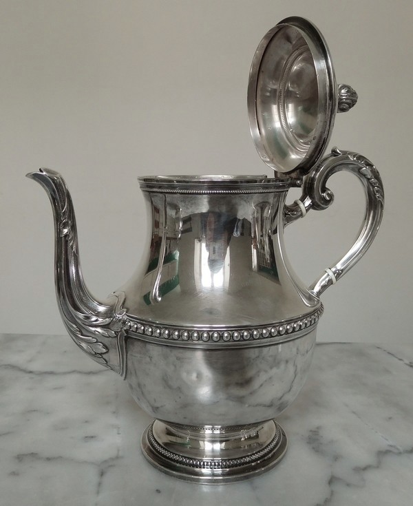 Théière de style Louis XVI en argent massif, par Puiforcat, poinçon Minerve