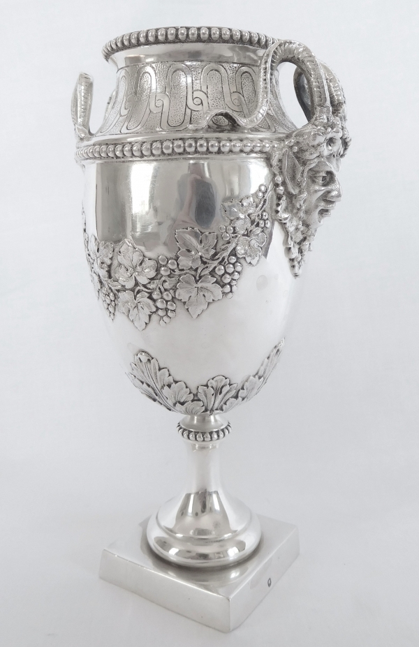 Vase Bacchus de style Louis XVI en argent massif, poinçon Minerve, par Hénin & Cie