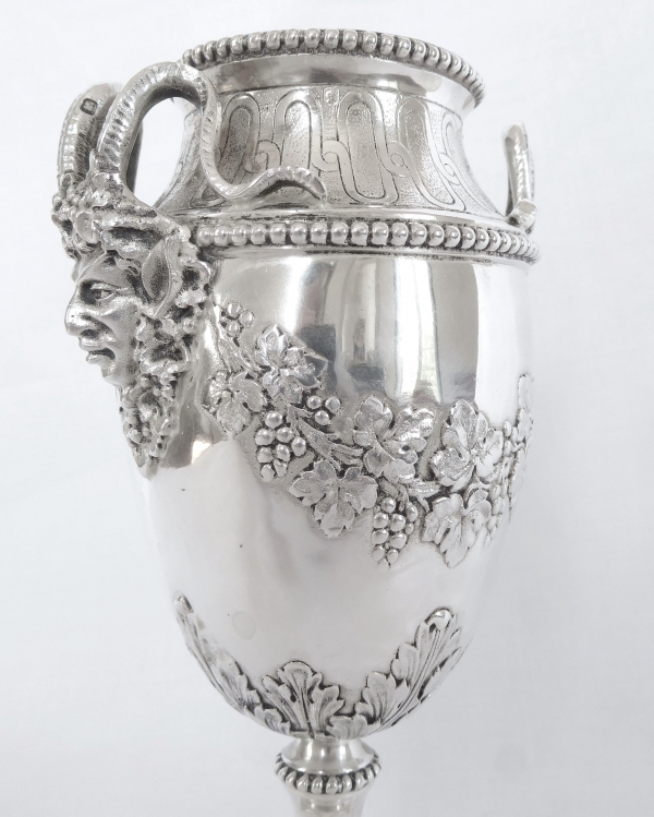 Vase Bacchus de style Louis XVI en argent massif, poinçon Minerve, par Hénin & Cie