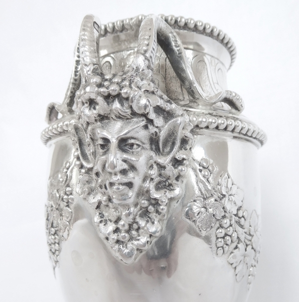 Vase Bacchus de style Louis XVI en argent massif, poinçon Minerve, par Hénin & Cie