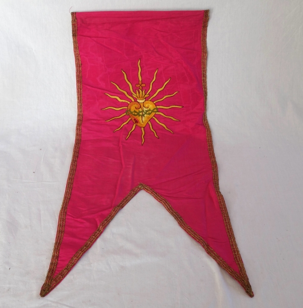 Suite de 3 bannières d'ornement / de procession, soie moirée rose framboise brodée d'un Sacré Coeur