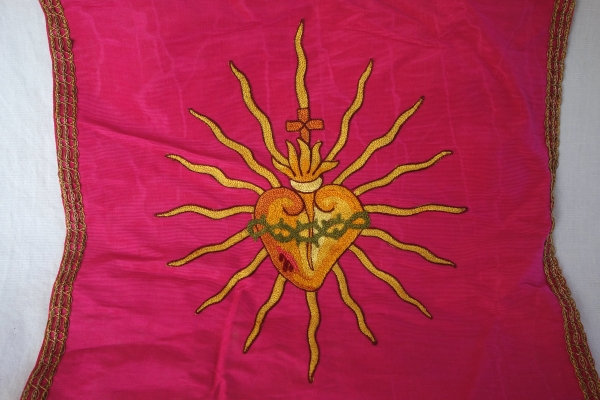 Suite de 3 bannières d'ornement / de procession, soie moirée rose framboise brodée d'un Sacré Coeur