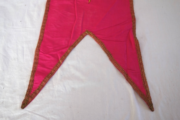 Suite de 3 bannières d'ornement / de procession, soie moirée rose framboise brodée d'un Sacré Coeur