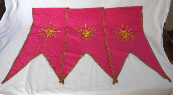 Suite de 3 bannières d'ornement / de procession, soie moirée rose framboise brodée d'un Sacré Coeur