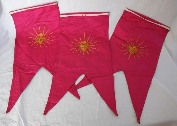 Suite de 3 bannières d'ornement / de procession, soie moirée rose framboise brodée d'un Sacré Coeur
