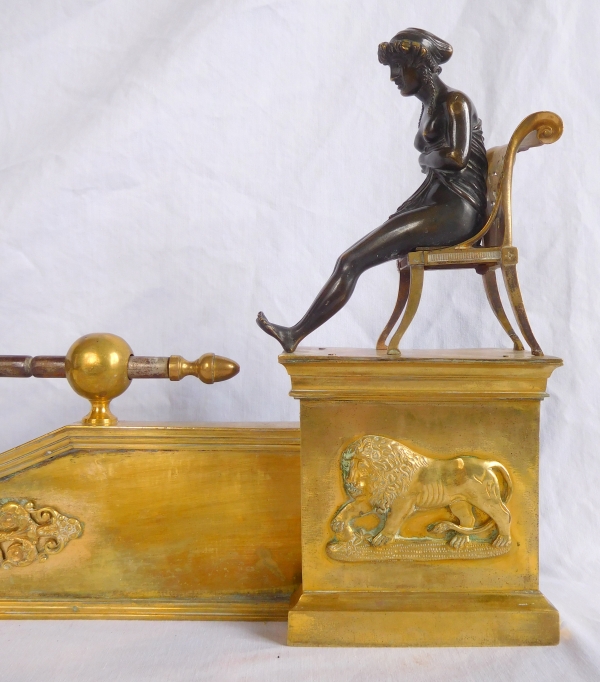 Barre de cheminée aux Etrusques, époque Empire, bronze doré, dans le goût de Claude Galle